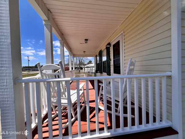 $1,800 | 605 Victoria Street, Waveland, MS 39576
