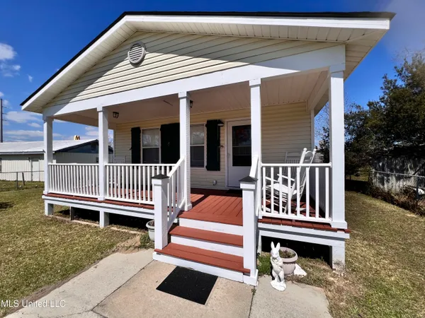 $1,800 | 605 Victoria Street, Waveland, MS 39576