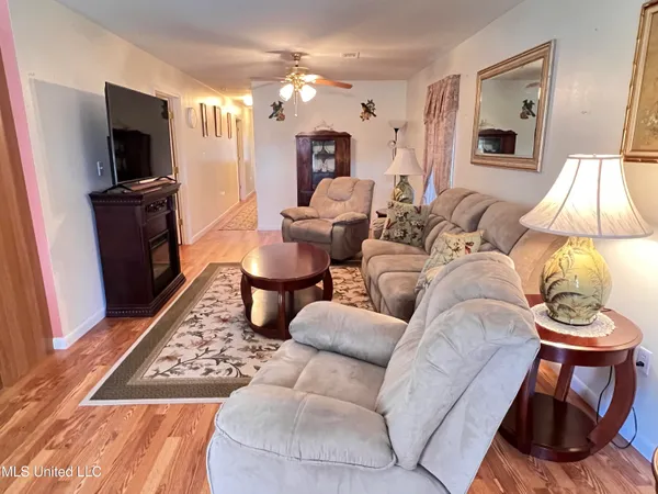 $1,800 | 605 Victoria Street, Waveland, MS 39576