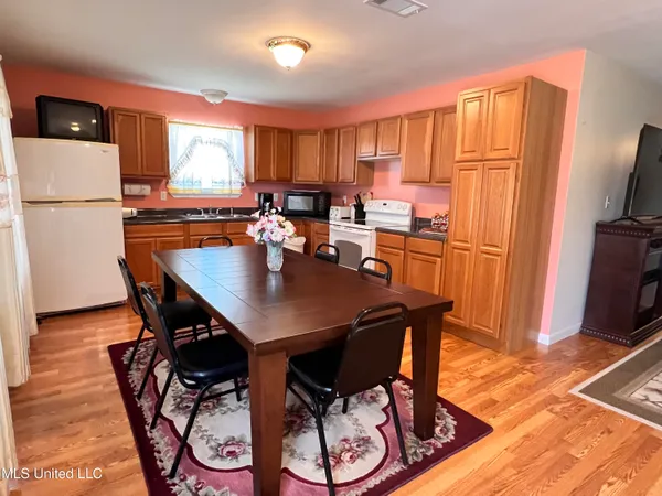 $1,800 | 605 Victoria Street, Waveland, MS 39576