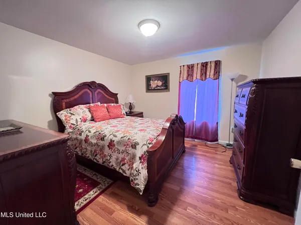 $1,800 | 605 Victoria Street, Waveland, MS 39576