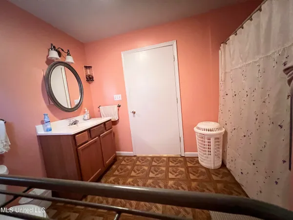 $1,800 | 605 Victoria Street, Waveland, MS 39576