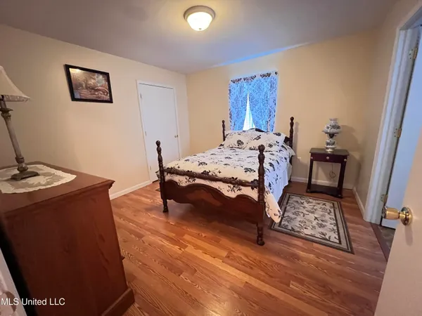 $1,800 | 605 Victoria Street, Waveland, MS 39576