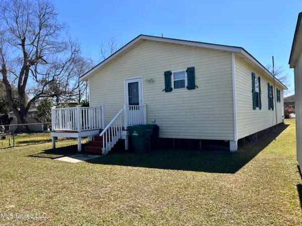 $1,800 | 605 Victoria Street, Waveland, MS 39576