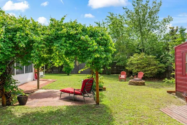 a table and chairs sitting in the middle of a garden