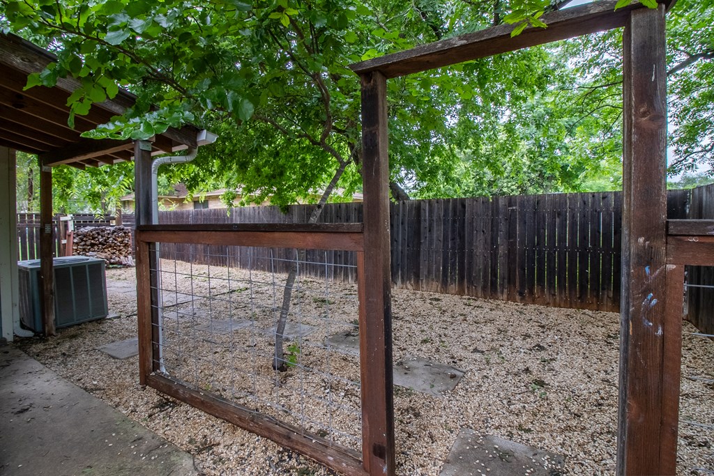 133 Travis Street Kerrville, TX 78028 - Photo 24 of 28