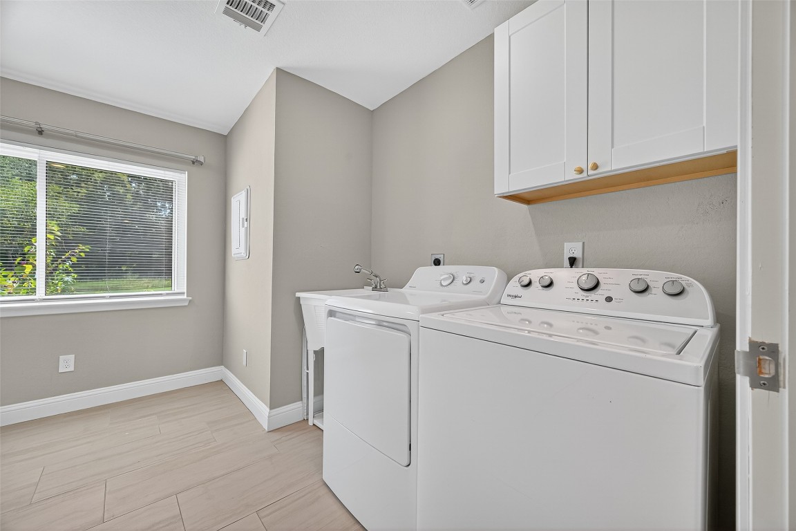 29902 East Hawthorne Drive Spring, TX 77386 - Photo 16 of 43 a utility room with dryer and washer