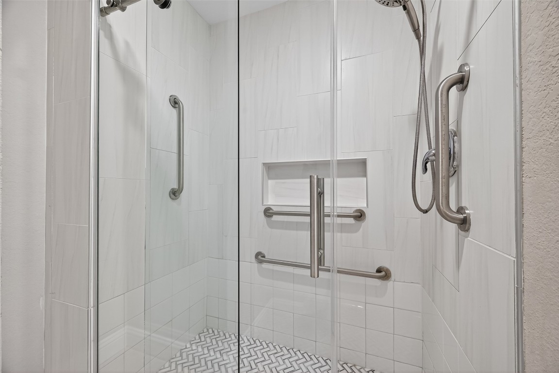 29902 East Hawthorne Drive Spring, TX 77386 - Photo 27 of 43 a bathroom with a glass shower door