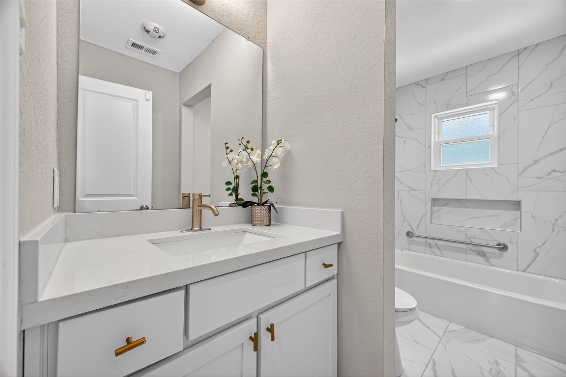 29902 East Hawthorne Drive Spring, TX 77386 - Photo 36 of 43 a bathroom with a sink and a bathtub