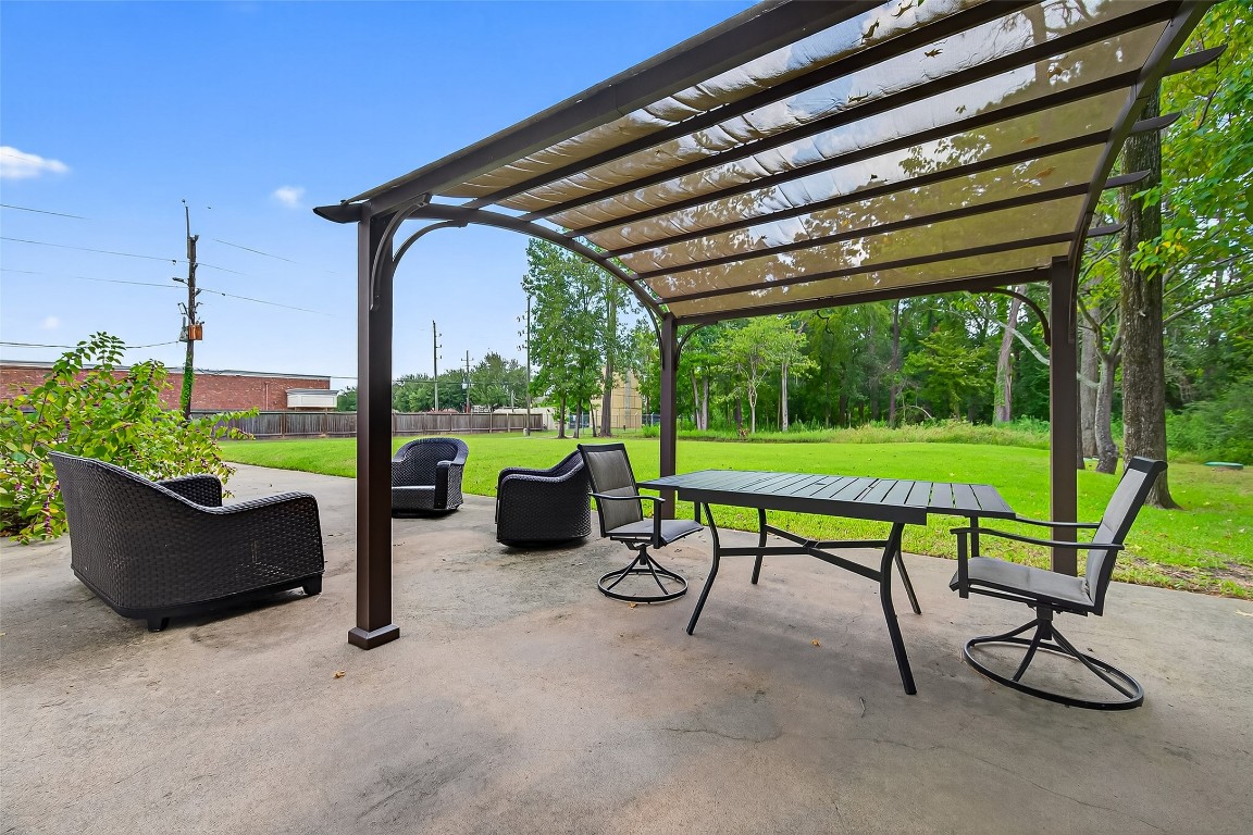 29902 East Hawthorne Drive Spring, TX 77386 - Photo 38 of 43 a view of a patio with a table chairs and a yard