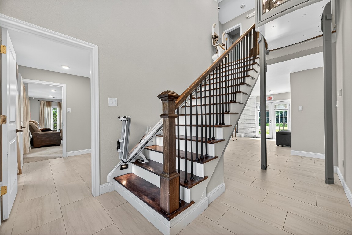 29902 East Hawthorne Drive Spring, TX 77386 - Photo 6 of 43 a view of a hallway with seating area