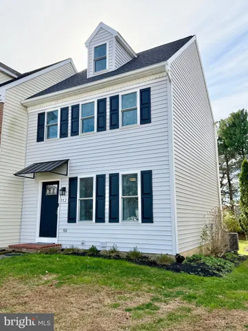 a view of house with yard and plants