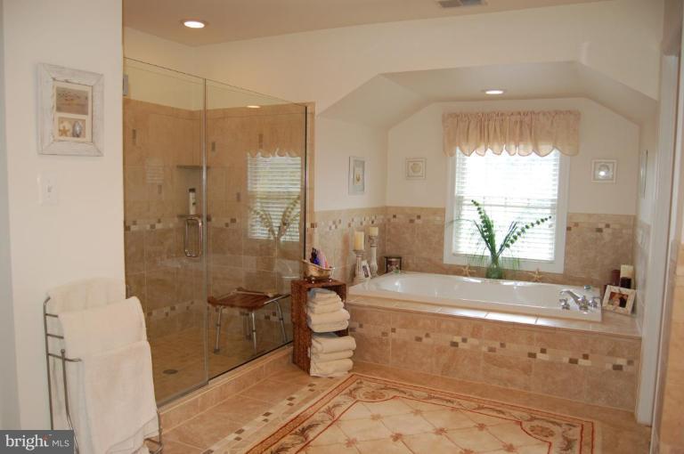 1000 Russell Road Alexandria, VA 22301 - Photo 14 of 30 a bathroom with a bathtub toilet sink and window
