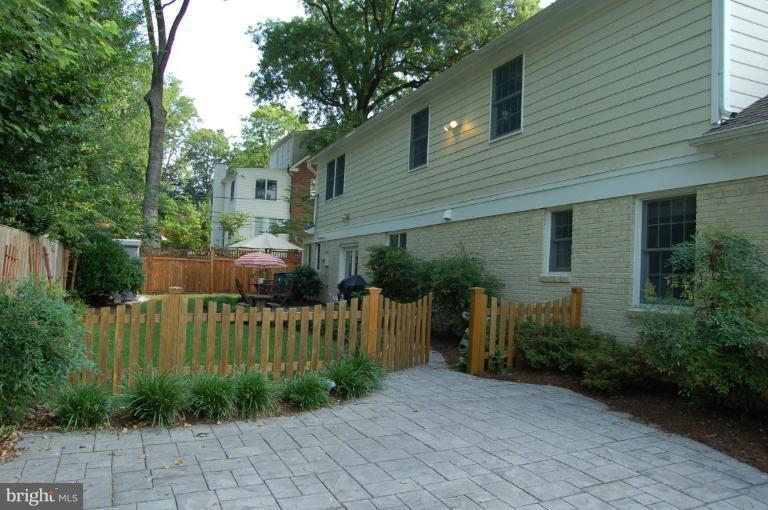 1000 Russell Road Alexandria, VA 22301 - Photo 3 of 30 a view of a house with wooden fence