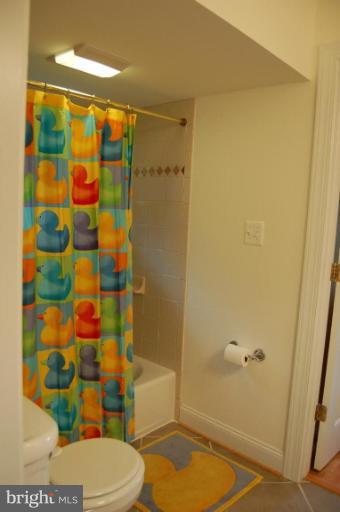1000 Russell Road Alexandria, VA 22301 - Photo 22 of 30 a bathroom with a shower and a toilet