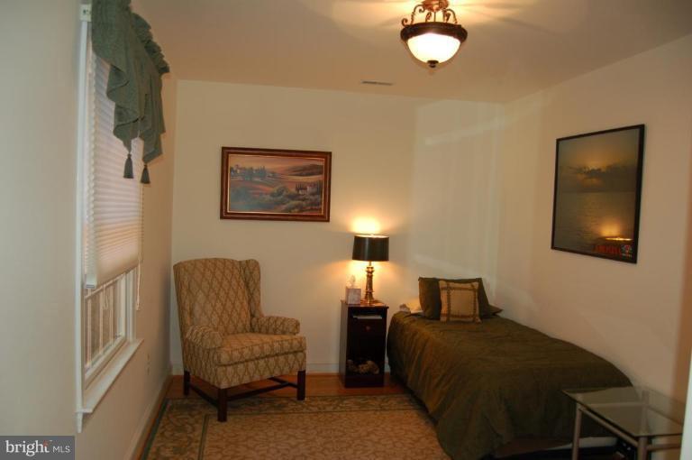 1000 Russell Road Alexandria, VA 22301 - Photo 5 of 30 a bedroom with a bed and a lamp