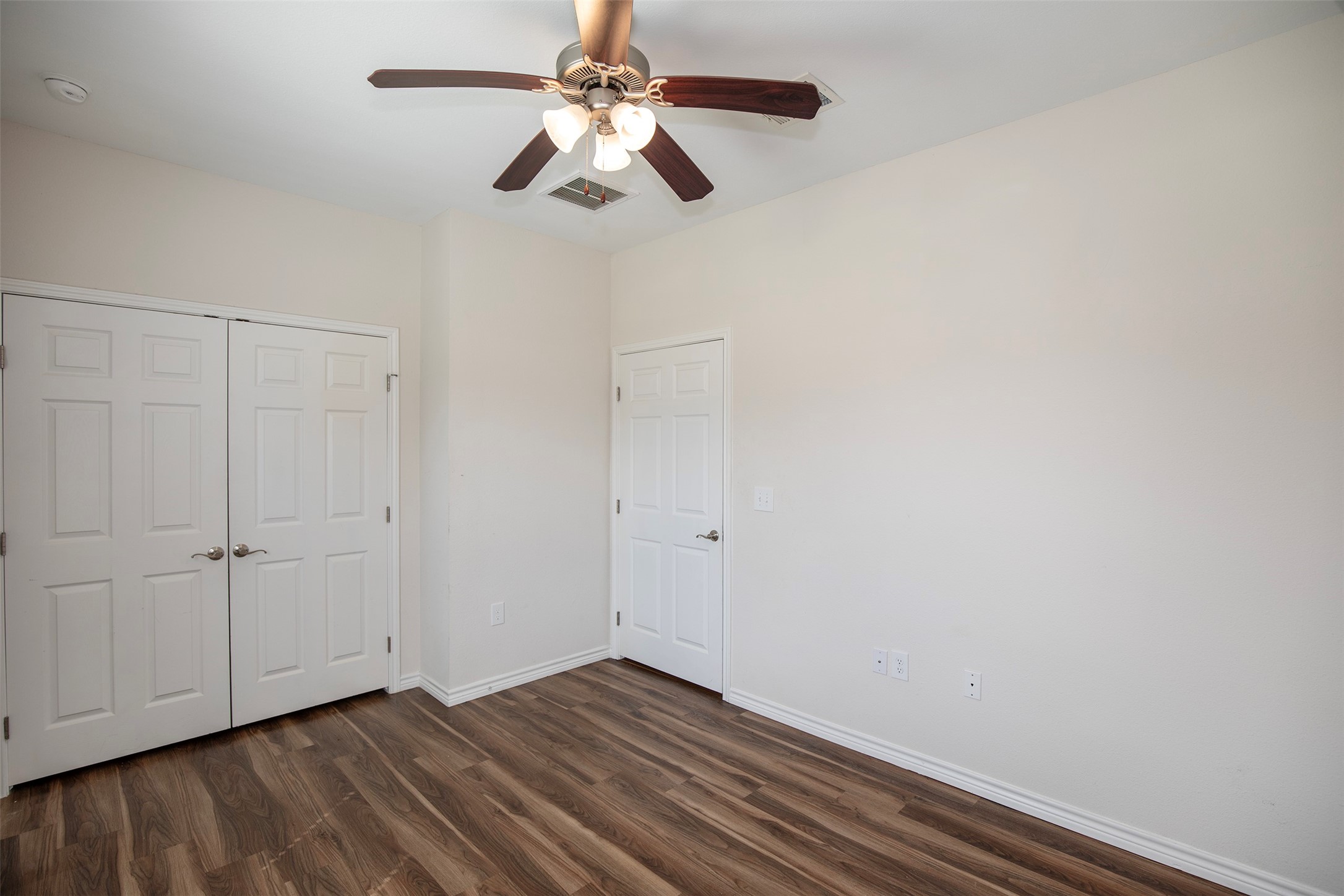 1125 Lake Road La Marque, TX 77568 - Photo 20 of 26 This bedroom would make a wonderful home office.