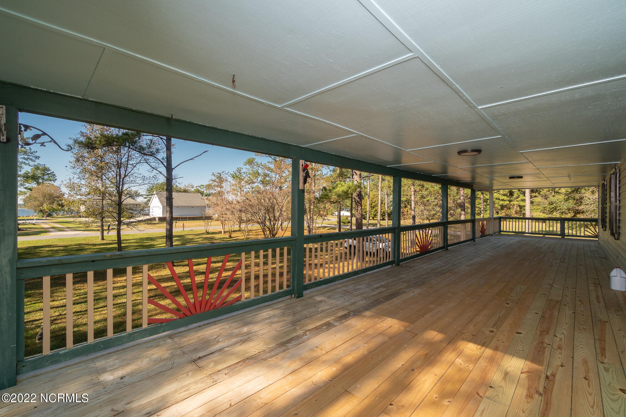 125 Thurman Road Beaufort, NC 28516 - Photo 37 of 50 12 x 51 Covered front deck