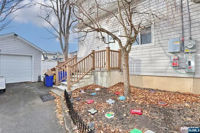 a view of entryway with wooden fence