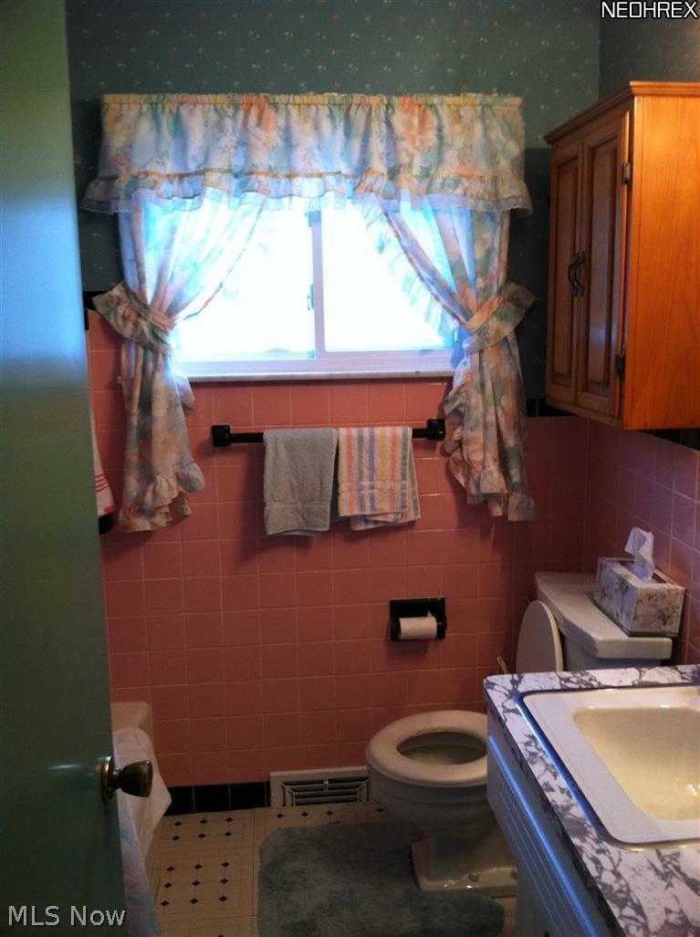 1123 Haverston Road Lyndhurst, OH 44124 - Photo 13 of 14 Main bathroom