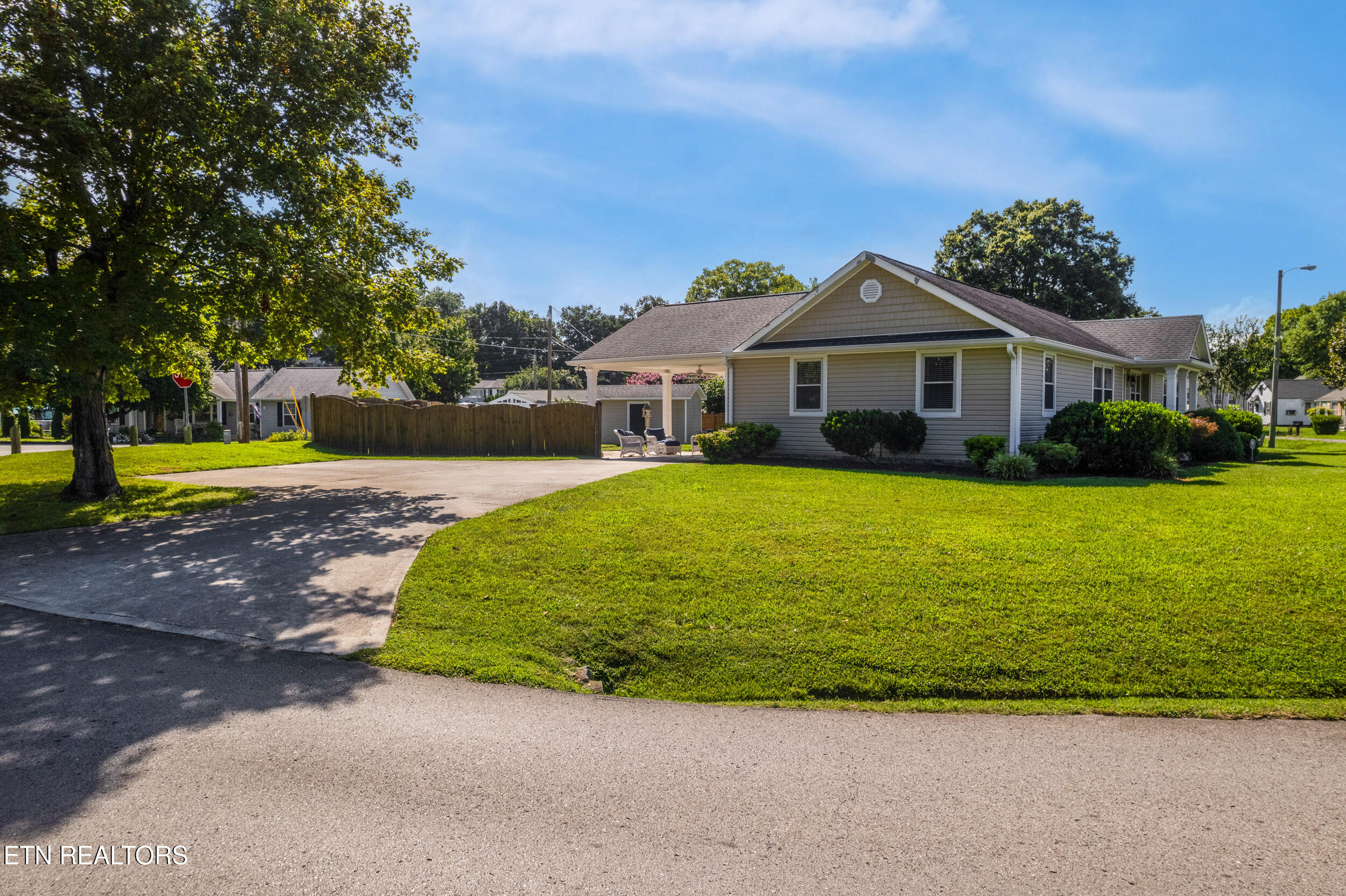 300 Riverside Drive Clinton, TN 37716 - Photo 5 of 35 002