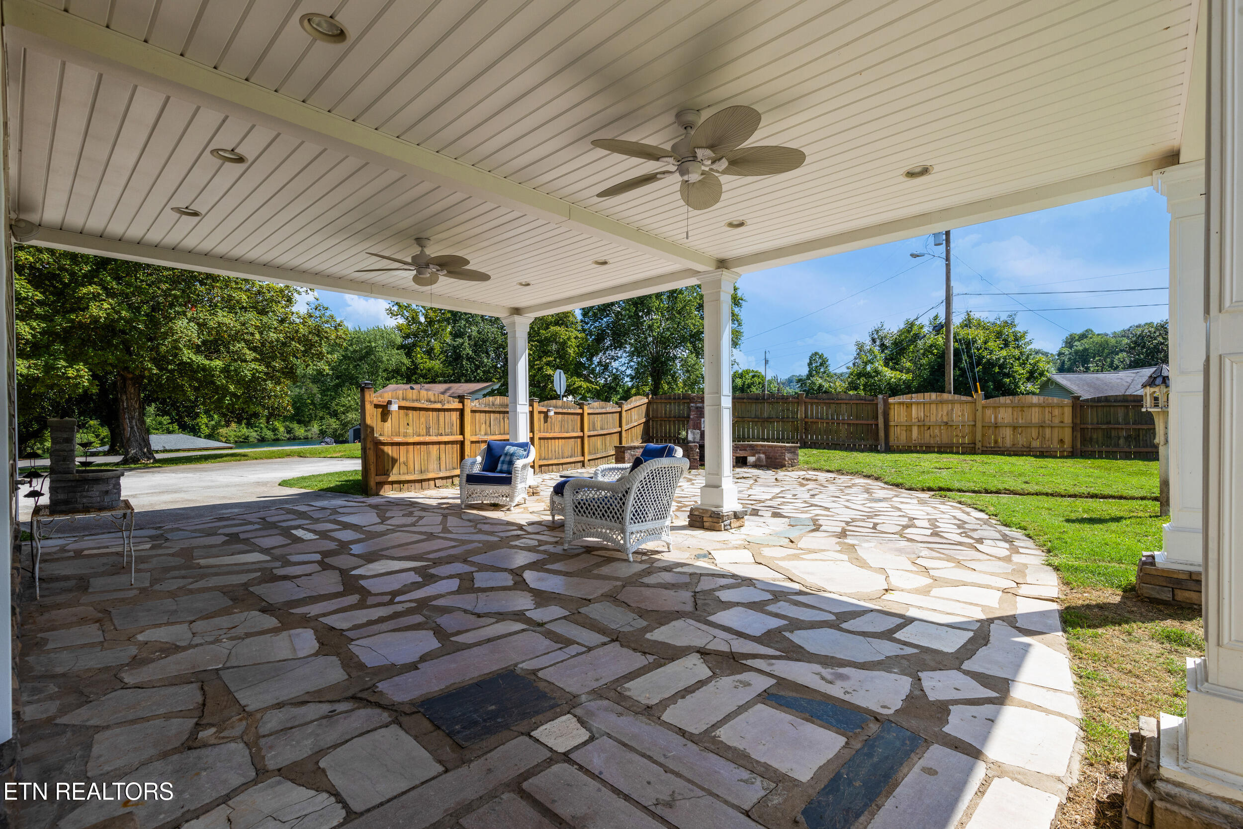 300 Riverside Drive Clinton, TN 37716 - Photo 8 of 35 004