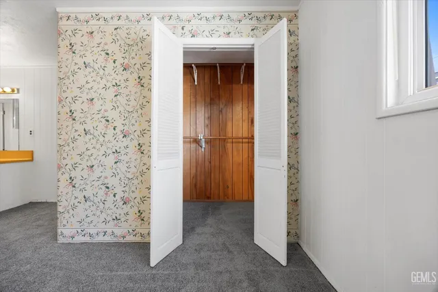 a view of livingroom with furniture