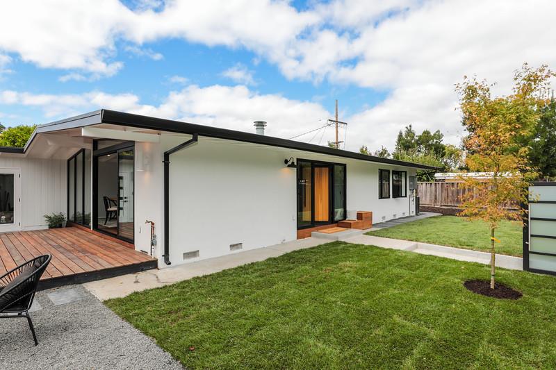 246 Hamilton Avenue Mountain View, CA 94043 - Photo 20 of 25 a backyard of a house with table and chairs