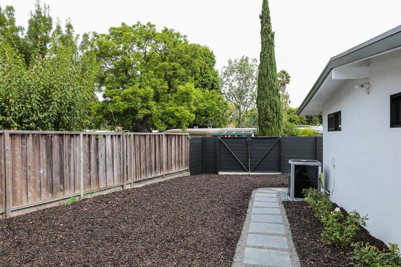 246 Hamilton Avenue Mountain View, CA 94043 - Photo 22 of 25 a view of a backyard