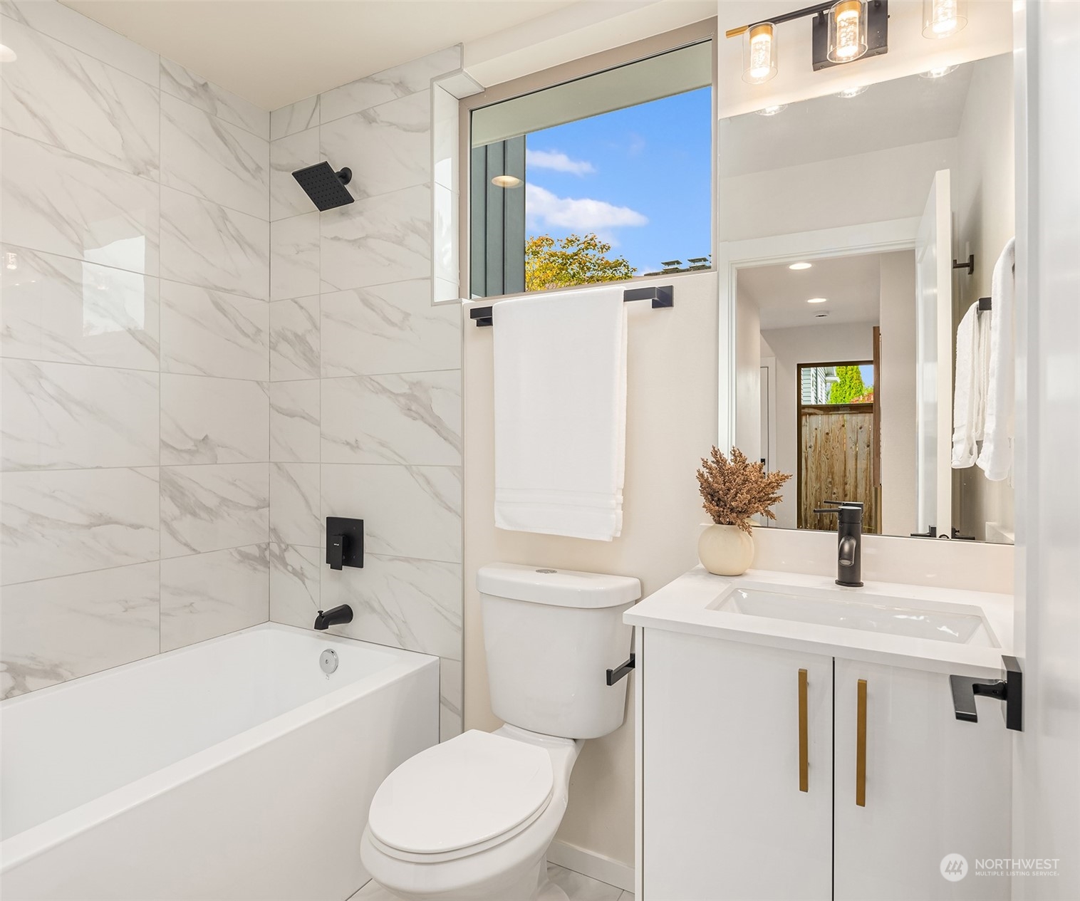 750 North 66th Street, Unit B Seattle, WA 98103 - Photo 4 of 18 Gallery Image 4