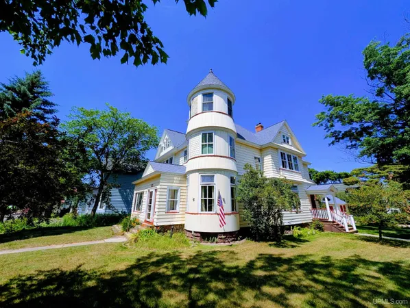 $829,900 | 131 East Arch Street, Marquette, MI 49855