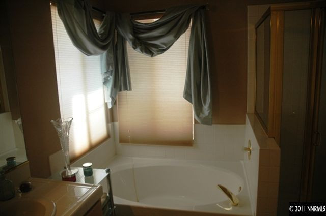 2789 Montego Drive Reno, NV 89523 - Photo 7 of 11 a bathroom with a bathtub