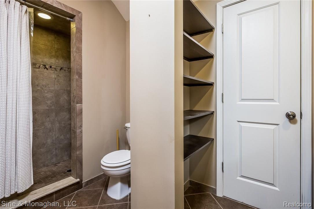 916 Rivard Boulevard Grosse Pointe, MI 48230 - Photo 26 of 73 026-Master_Bathroom-2930118-medium.jpg