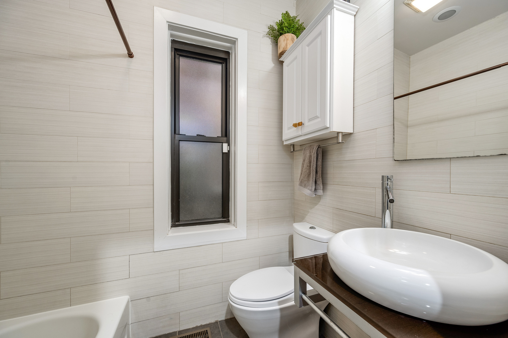 1958 West Byron Street, Unit 2 Chicago, IL 60613 - Photo 10 of 18