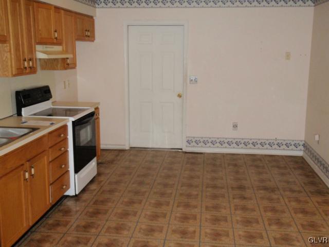 207 Stephanie Drive Easton, PA 18045 - Photo 4 of 15 a kitchen with a stove