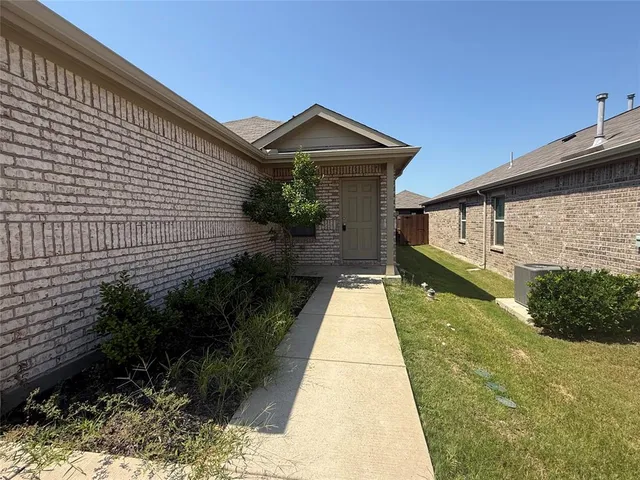 a view of house with garden