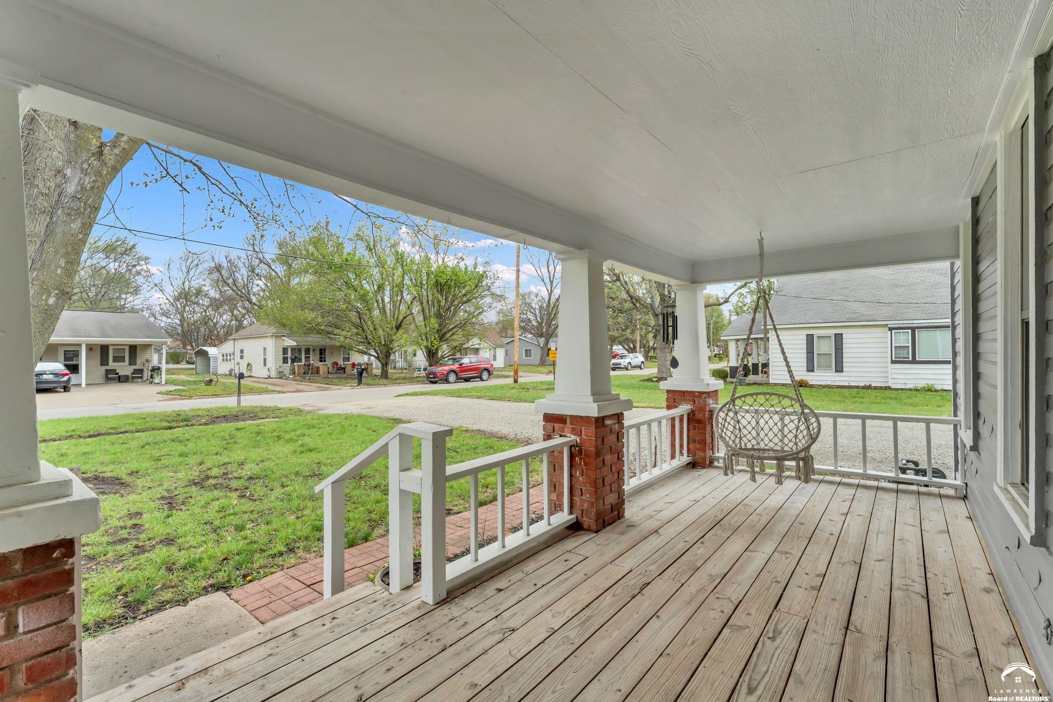 213 Cedar Street Perry, KS 66073 - Photo 3 of 36
