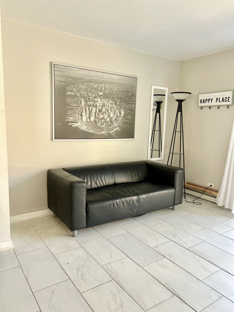 40 Bermuda Colony, Unit 7 Fox Lake, IL 60020 - Photo 5 of 20 a living room with a couch and a rug