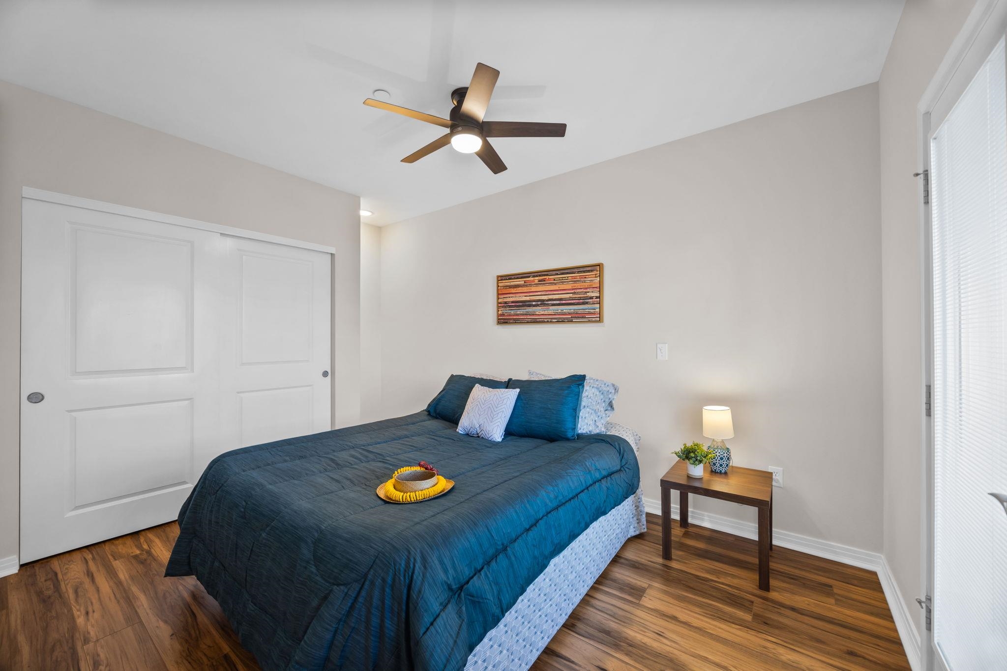 3708 Lower Honoapiilani Road, Unit E33 Lahaina, HI 96761 - Photo 19 of 36 a bed room with a bed and a chandelier