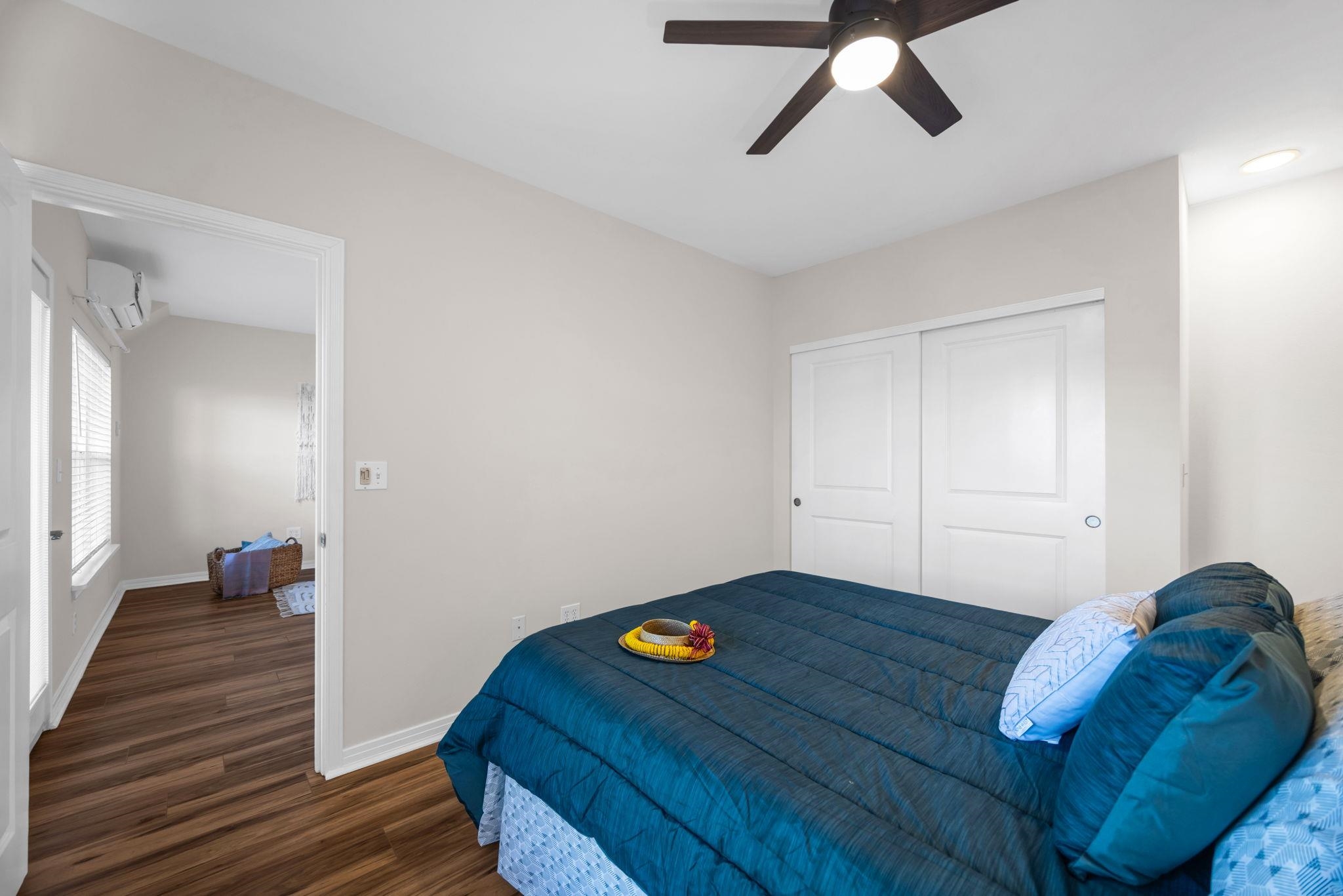 3708 Lower Honoapiilani Road, Unit E33 Lahaina, HI 96761 - Photo 20 of 36 a bedroom with a bed and a window