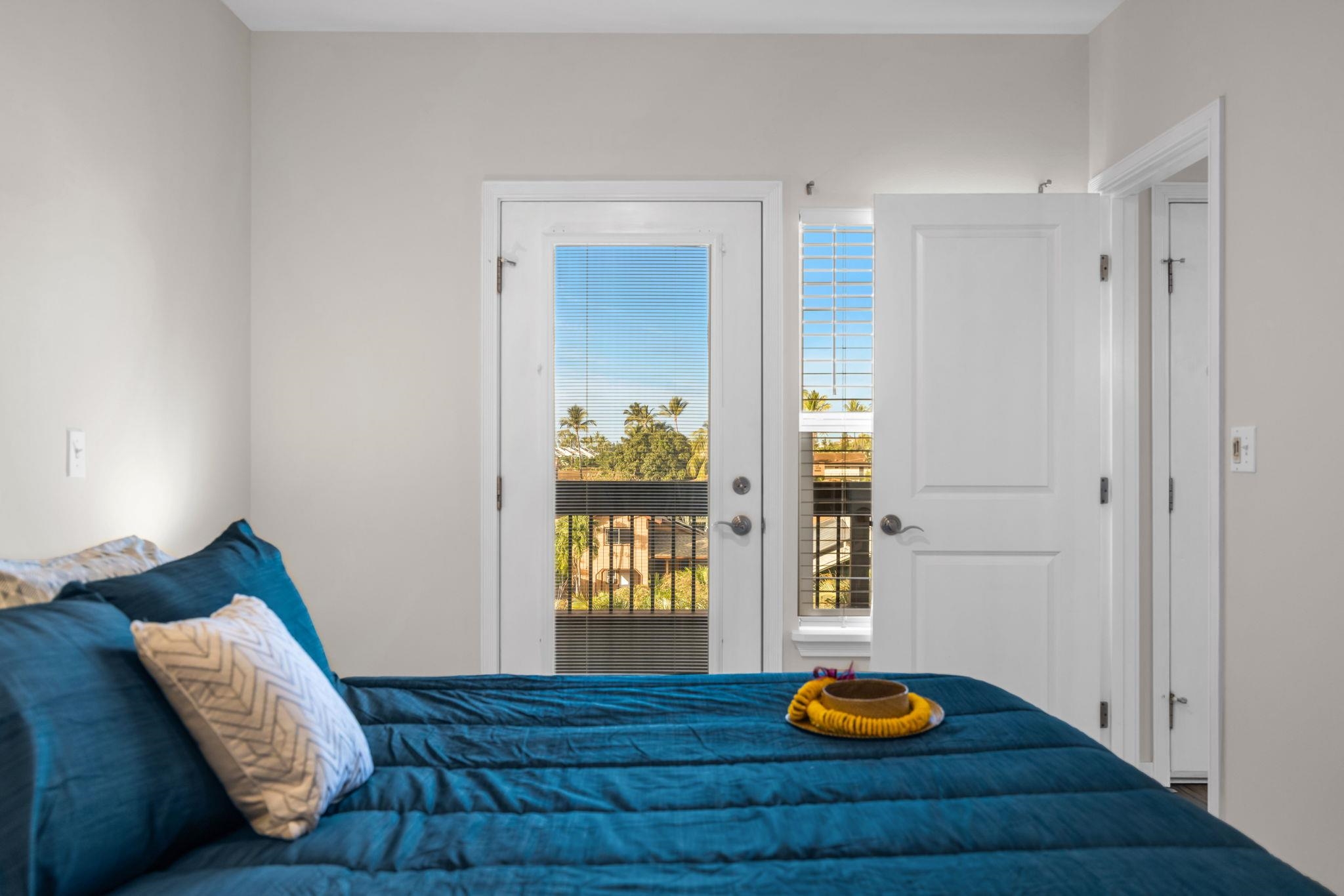 3708 Lower Honoapiilani Road, Unit E33 Lahaina, HI 96761 - Photo 21 of 36 a bedroom with a bed and a window