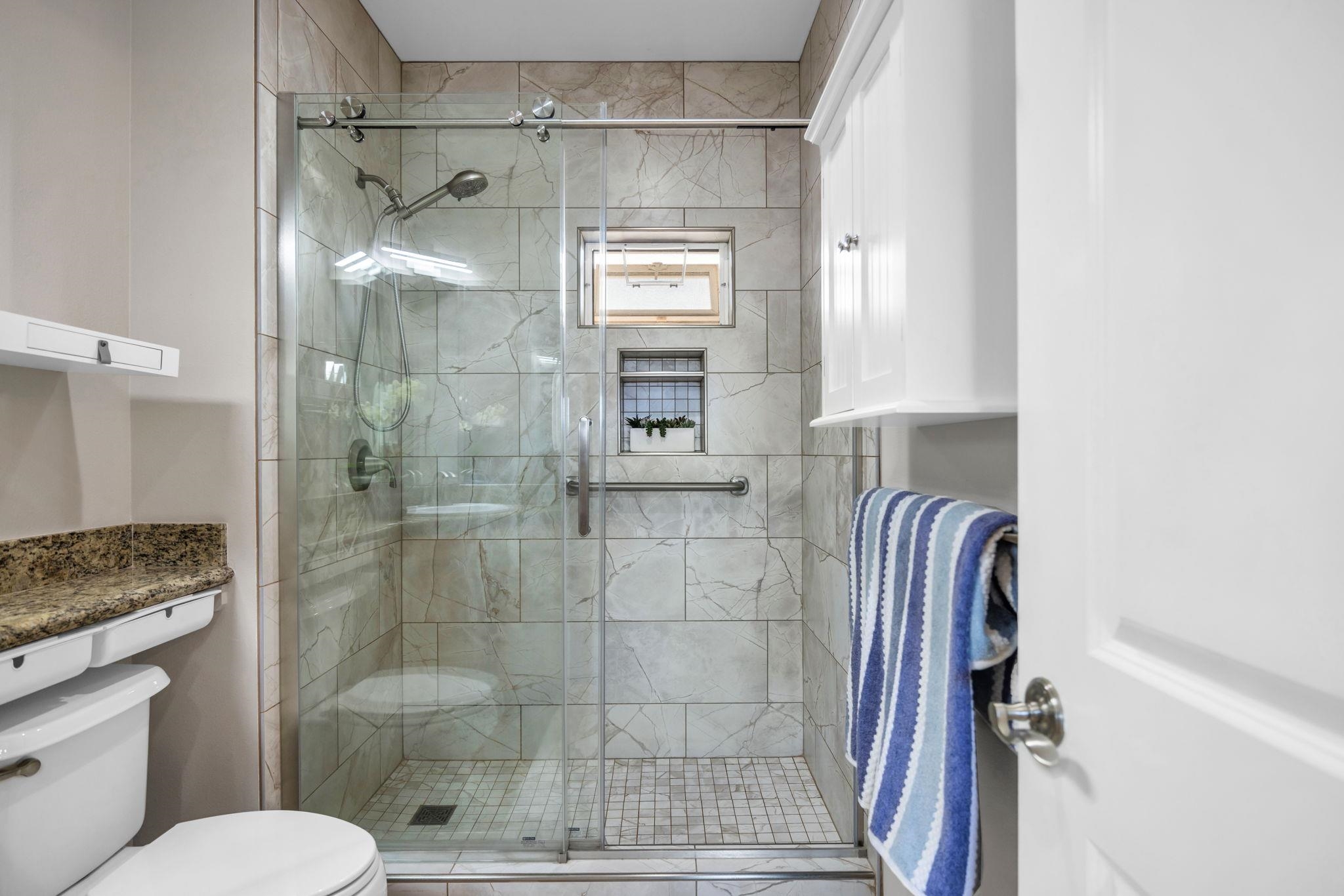 3708 Lower Honoapiilani Road, Unit E33 Lahaina, HI 96761 - Photo 23 of 36 a bathroom with a shower and a toilet