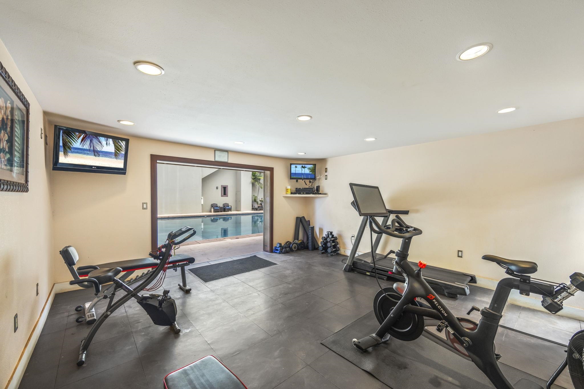 3708 Lower Honoapiilani Road, Unit E33 Lahaina, HI 96761 - Photo 31 of 36 a view of a room with gym equipment
