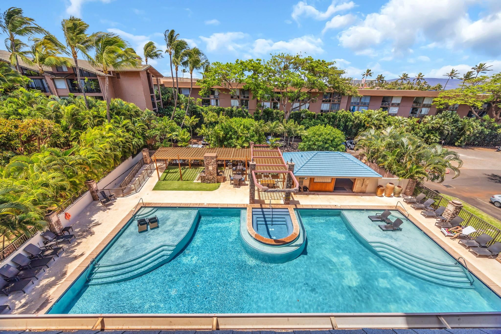 3708 Lower Honoapiilani Road, Unit E33 Lahaina, HI 96761 - Photo 33 of 36 a view of a swimming pool with sitting area