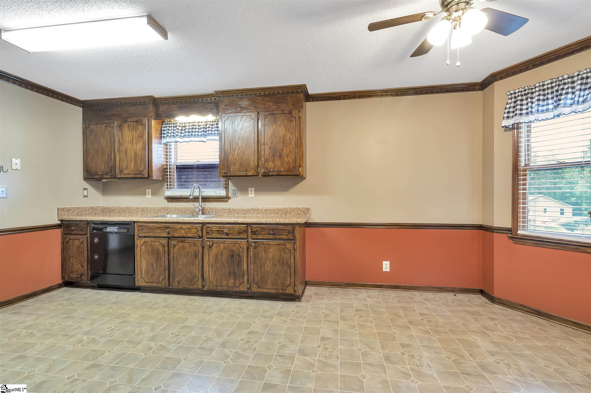 348 Springdale Avenue Liberty, SC 29657 - Photo 4 of 30