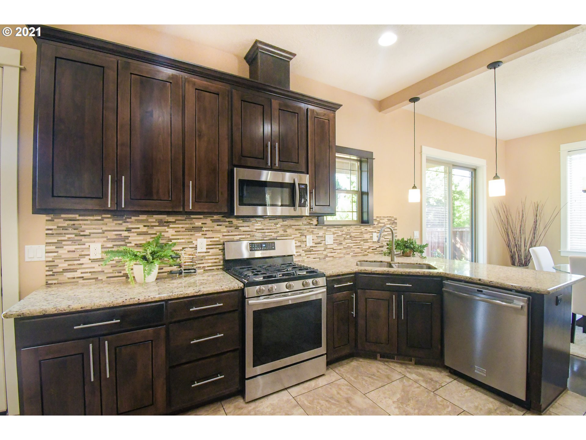 319 Lenore Loop Eugene, OR 97404 - Photo 11 of 32 Gallery Image 11