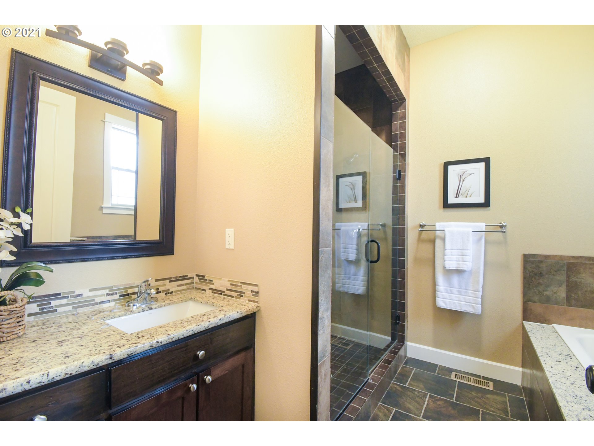 319 Lenore Loop Eugene, OR 97404 - Photo 15 of 32 Gallery Image 15