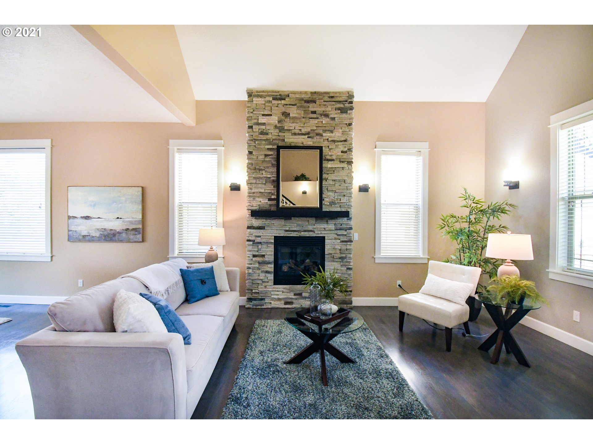 319 Lenore Loop Eugene, OR 97404 - Photo 3 of 32 Gallery Image 3