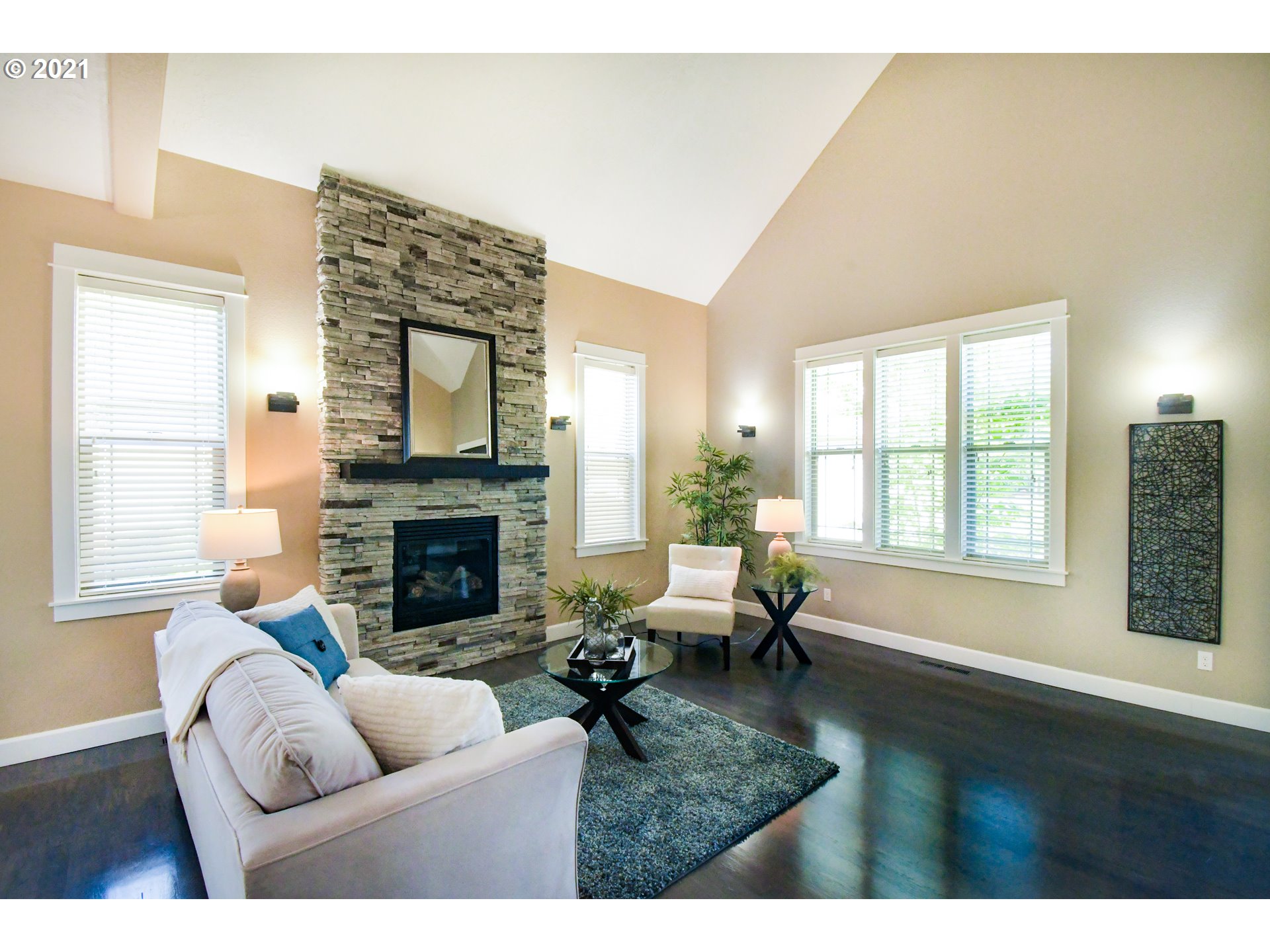 319 Lenore Loop Eugene, OR 97404 - Photo 4 of 32 Gallery Image 4