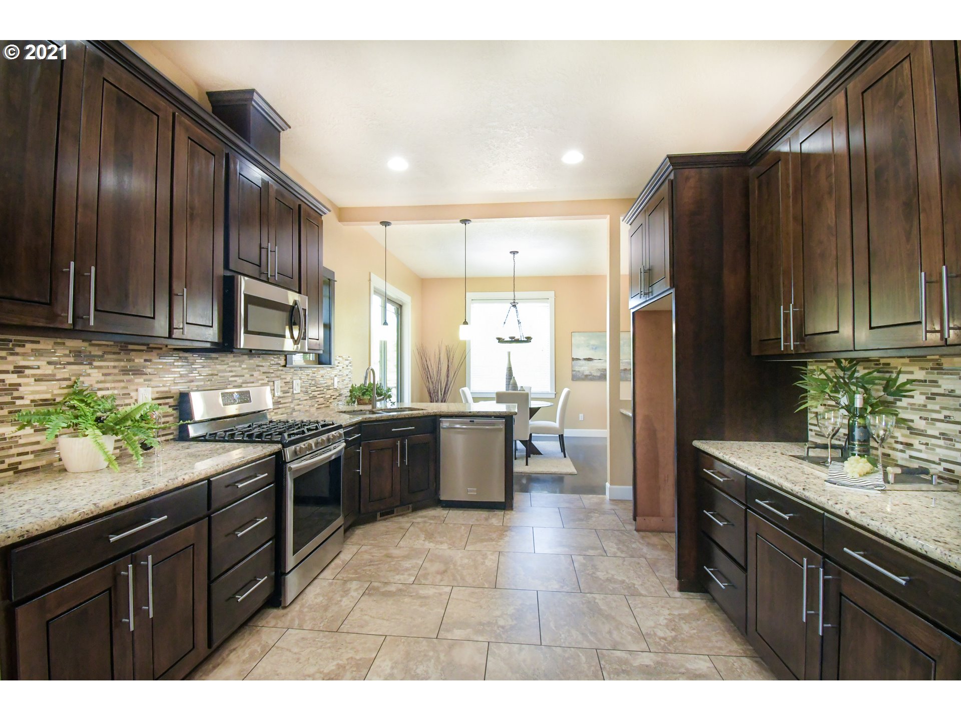 319 Lenore Loop Eugene, OR 97404 - Photo 10 of 32 Gallery Image 10